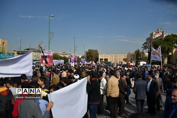 حضور مردم شریف اصفهان در راهپیمایی یوم الله 13 آبان