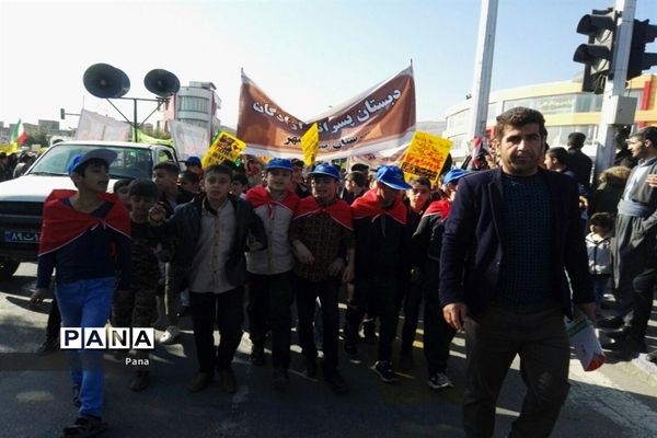 حضور پرشور دانش‌آموزان سازمان دانش‌آموزی آذربایجان غربی  در راهپیمایی 13 آبان