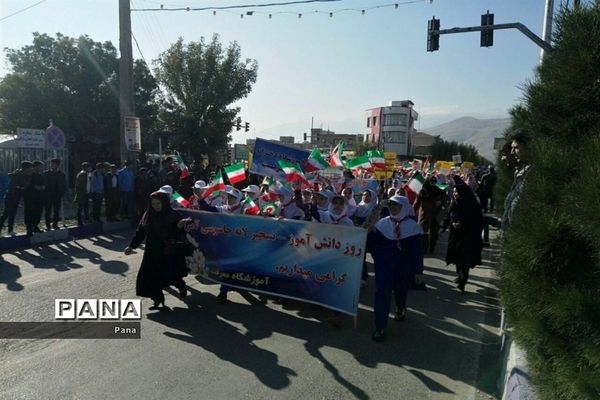 حضور پرشور دانش‌آموزان سازمان دانش‌آموزی آذربایجان غربی  در راهپیمایی 13 آبان