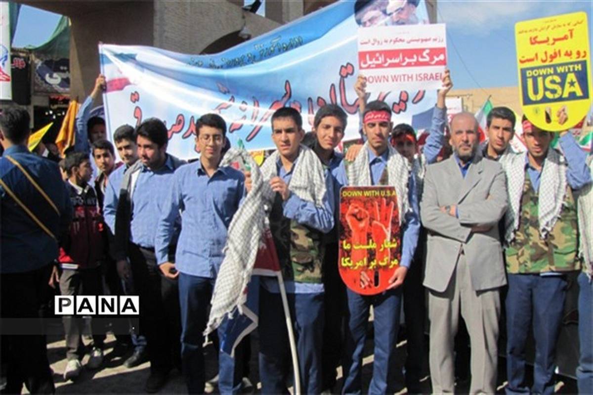 شرکت  دانش آموزان دبیرستان شهید صدوقی در راهپیمایی یوم الله13 آبان