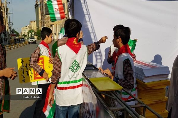 پذیرایی  پیشتازان ناحیه ۳ اهواز از راهپیمایان آیین ۱۳ آبان