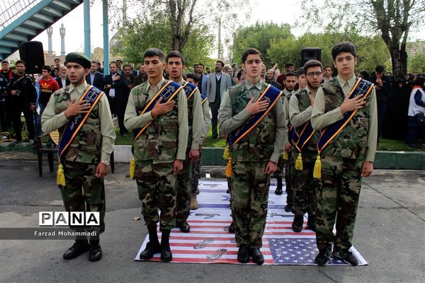 حضور دانش‌آموزان بسیجی استان تهران در راهپیمایی 13 آبان