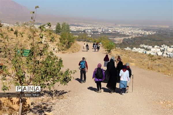 کوهپیمایی مربیان پیشتاز تشکیلات سازمان دانش‌آموزی استان فارس