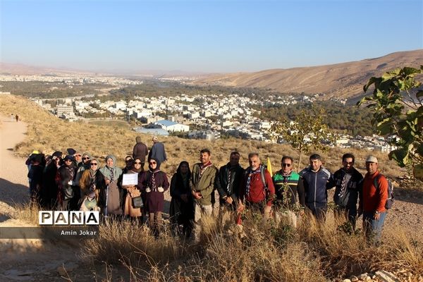 کوهپیمایی مربیان پیشتاز تشکیلات سازمان دانش‌آموزی استان فارس