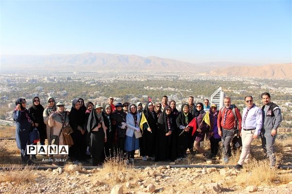 کوهپیمایی مربیان پیشتاز تشکیلات سازمان دانش‌آموزی استان فارس