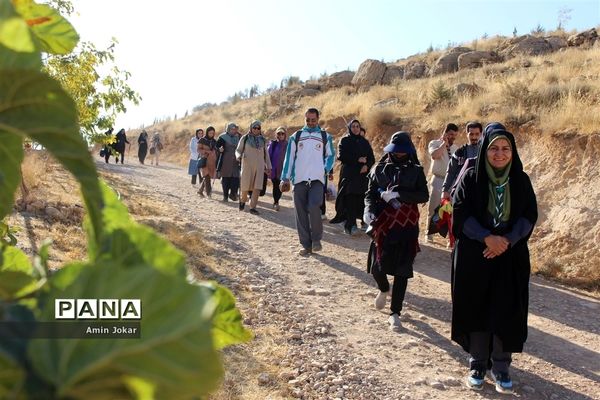 کوهپیمایی مربیان پیشتاز تشکیلات سازمان دانش‌آموزی استان فارس