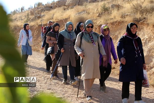 کوهپیمایی مربیان پیشتاز تشکیلات سازمان دانش‌آموزی استان فارس