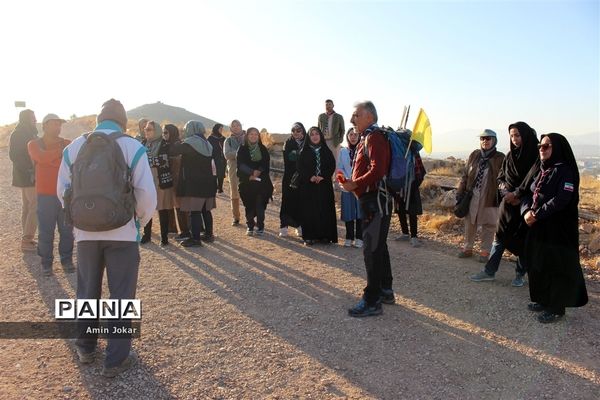 کوهپیمایی مربیان پیشتاز تشکیلات سازمان دانش‌آموزی استان فارس