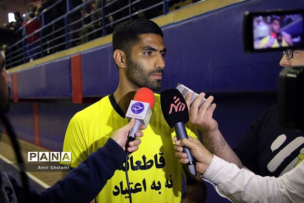 دیدار تیم منتخب قهرمانان ملی فوتبال با متخب تیم‌های محله هرندی