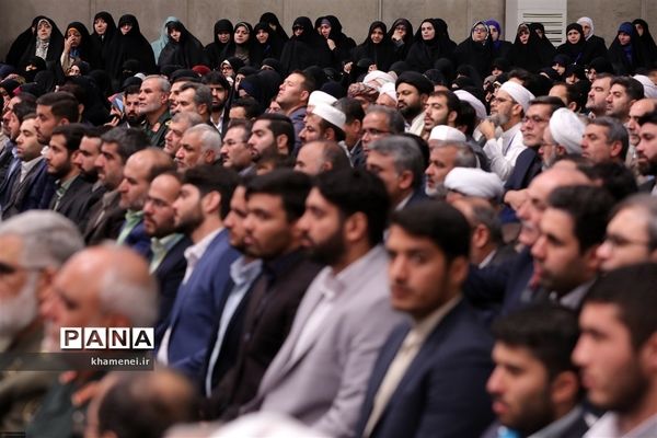 دیدار مسئولان نظام و میهمانان کنفرانس وحدت اسلامى‌ با مقام معظم رهبری