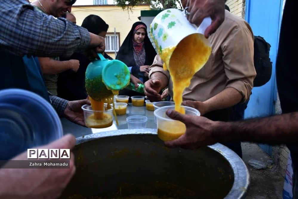 پخت و توزیع شله‌زرد در شیراز به مناسبت آغاز امامت حضرت مهدی (ع)