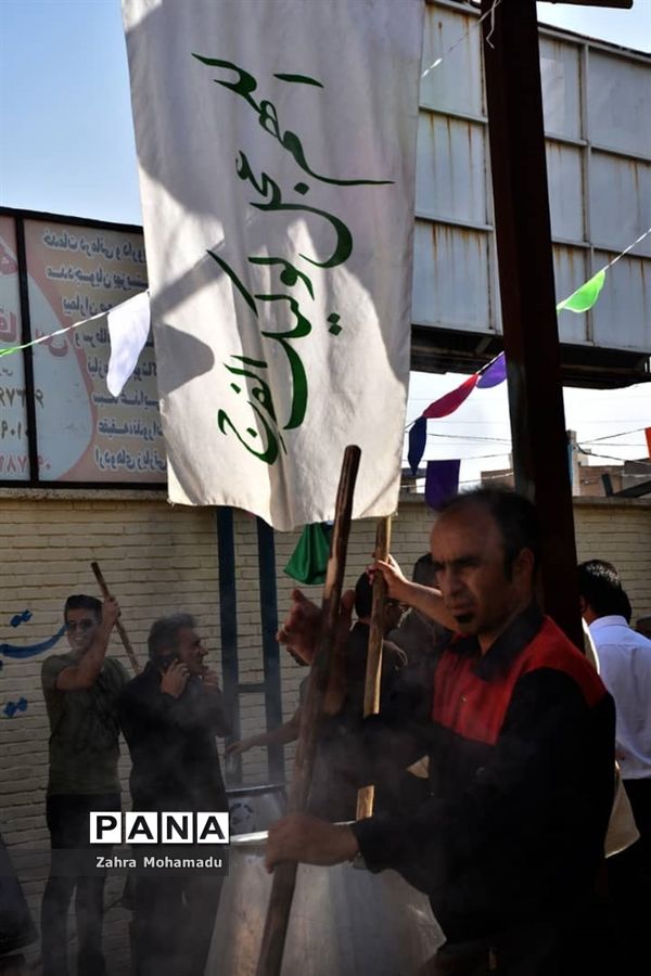 پخت و توزیع شله‌زرد در شیراز به مناسبت آغاز امامت حضرت مهدی (ع)