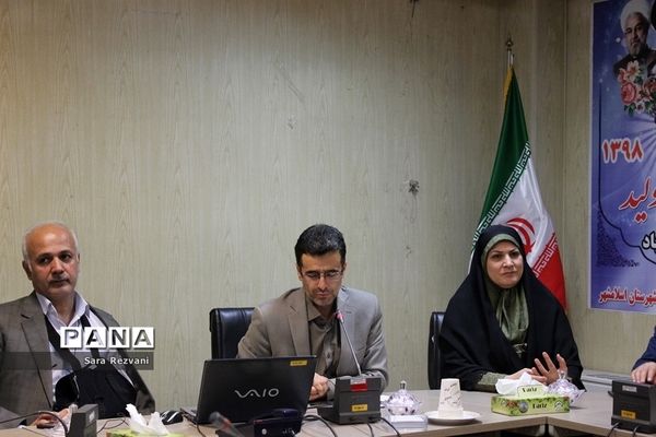 نشست طرح ملی توانمندسازی زنان سرپرست خانواده دراسلامشهر