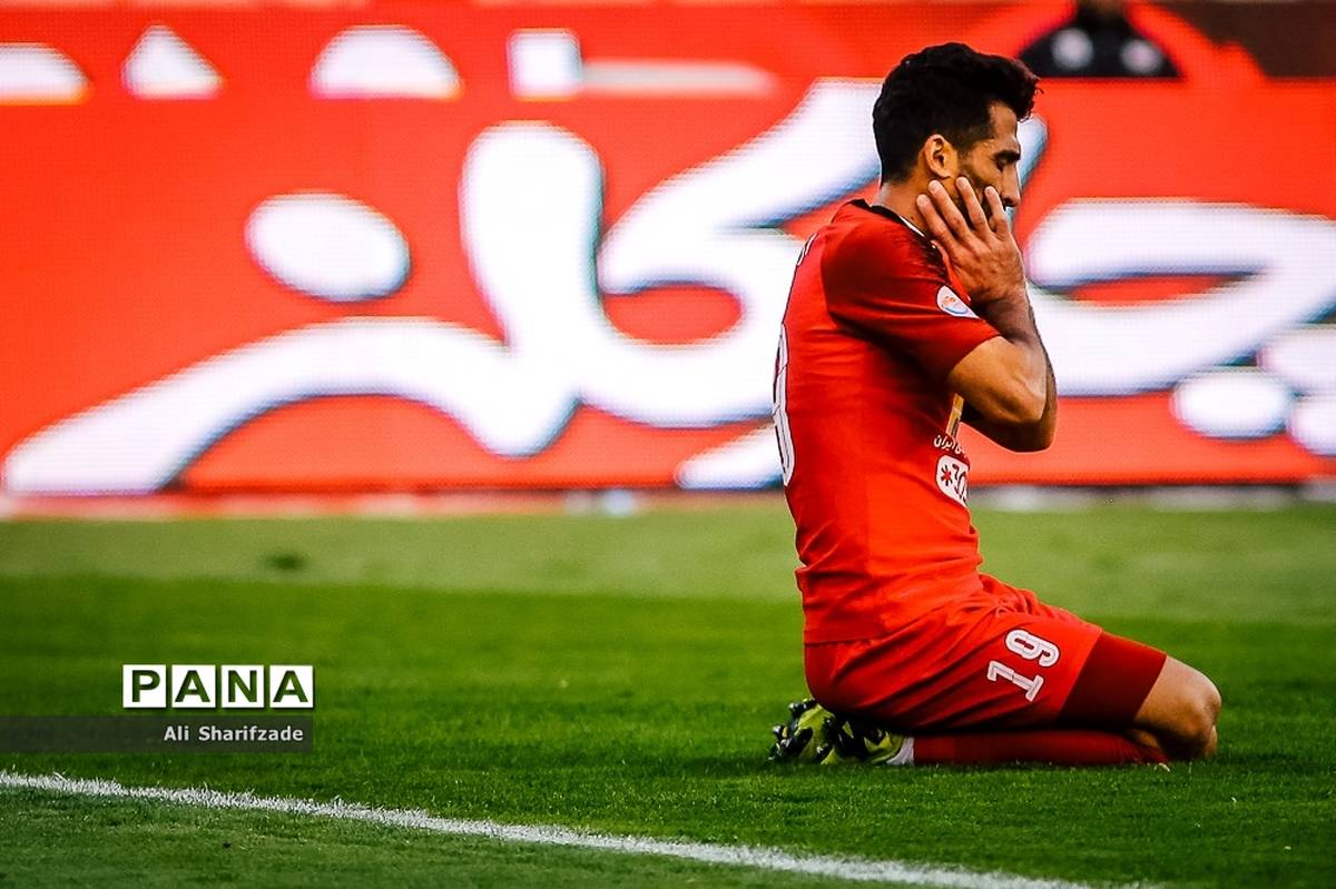 دیدار تیم های فوتبال پرسپولیس تهران و نفت مسجد سلیمان