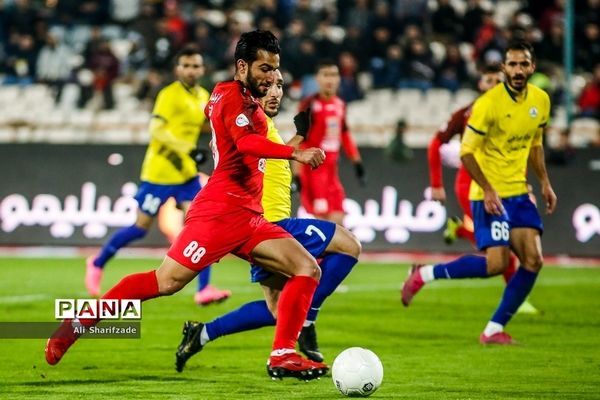 دیدار تیم های فوتبال پرسپولیس تهران و نفت مسجد سلیمان