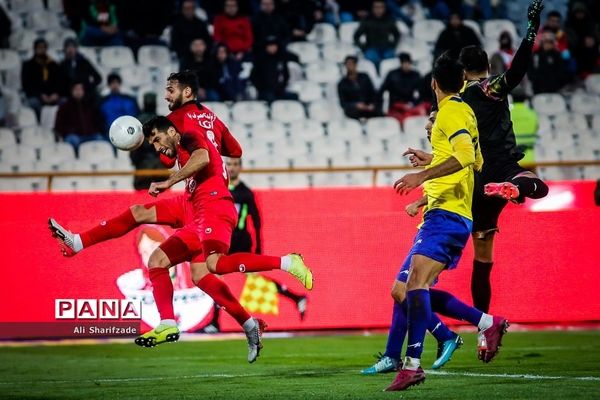 دیدار تیم های فوتبال پرسپولیس تهران و نفت مسجد سلیمان