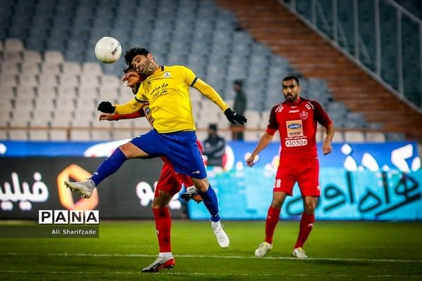 دیدار تیم های فوتبال پرسپولیس تهران و نفت مسجد سلیمان