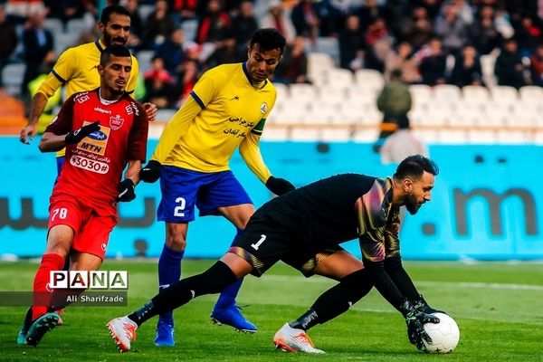 دیدار تیم های فوتبال پرسپولیس تهران و نفت مسجد سلیمان