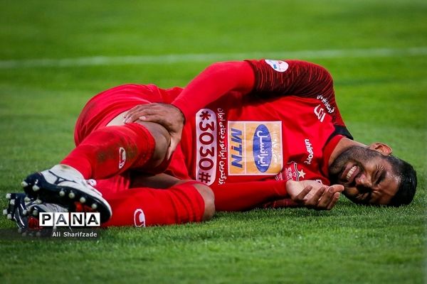 دیدار تیم های فوتبال پرسپولیس تهران و نفت مسجد سلیمان