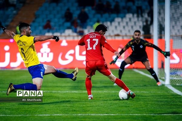 دیدار تیم های فوتبال پرسپولیس تهران و نفت مسجد سلیمان