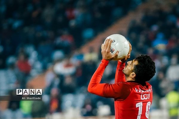 دیدار تیم های فوتبال پرسپولیس تهران و نفت مسجد سلیمان