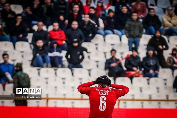 دیدار تیم های فوتبال پرسپولیس تهران و نفت مسجد سلیمان