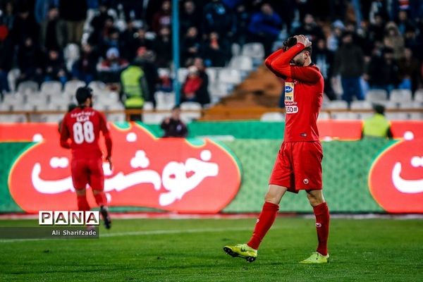 دیدار تیم های فوتبال پرسپولیس تهران و نفت مسجد سلیمان