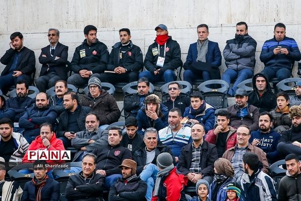 دیدار تیم های فوتبال پرسپولیس تهران و نفت مسجد سلیمان