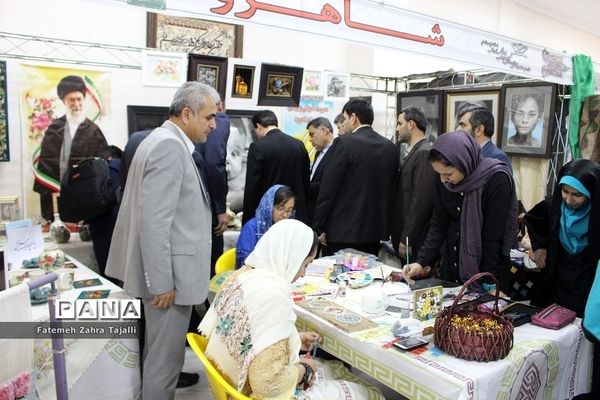 بازدید رئیس اداره کانون‌های فرهنگی و تربیتی از غرفه‌های اولین جشنواره دستاوردهای کانون‌های استان سمنان