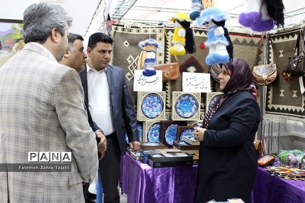 بازدید رئیس اداره کانون‌های فرهنگی و تربیتی از غرفه‌های اولین جشنواره دستاوردهای کانون‌های استان سمنان