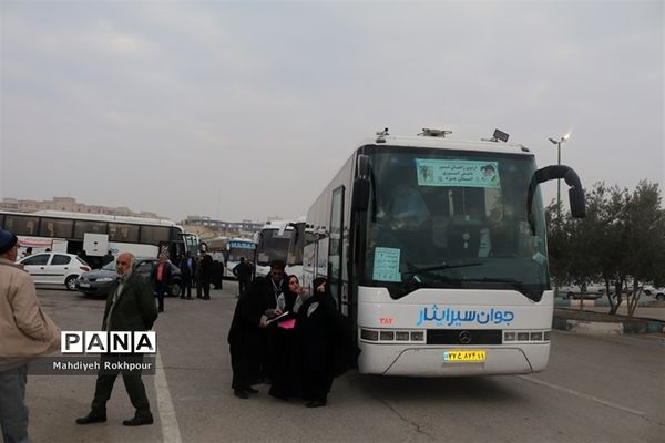 اعزام دانش آموزان دختر یزدی  به اردوی راهیان نور