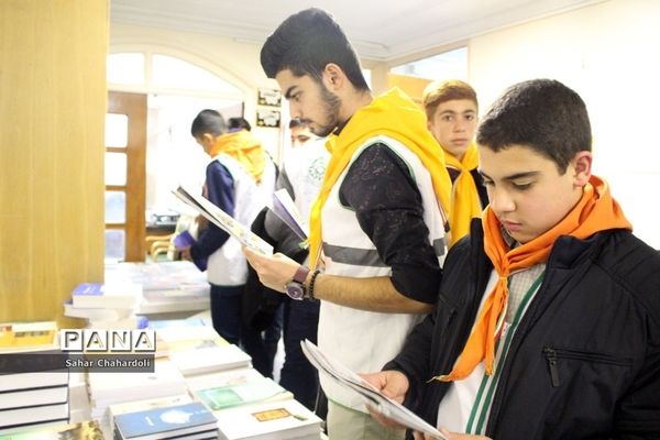 بازدید دانش‌آموزان پیشتاز هنرستان شهید شبیری از کتابخانه ملی غرب کشور