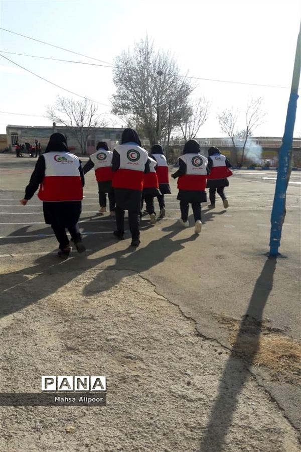 برگزاری مانور زلزله در دبیرستان دخترانه دارالفنون رزن