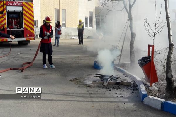 برگزاری مانور زلزله در دبیرستان دخترانه دارالفنون رزن