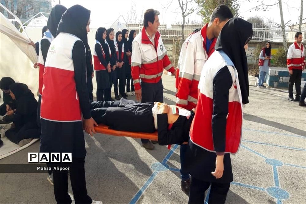برگزاری مانور زلزله در دبیرستان دخترانه دارالفنون رزن