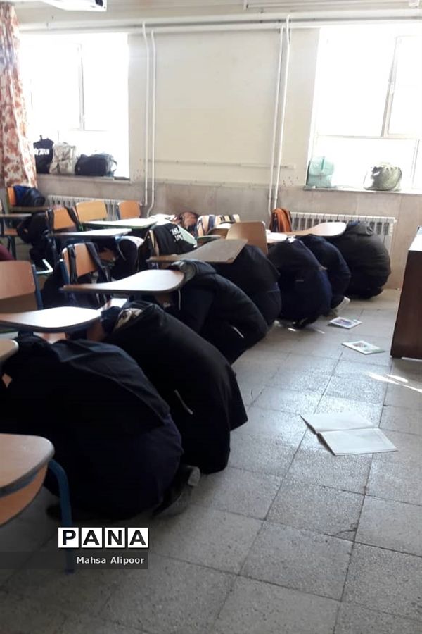 برگزاری مانور زلزله در دبیرستان دخترانه دارالفنون رزن