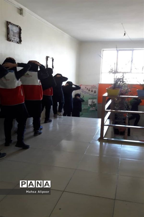 برگزاری مانور زلزله در دبیرستان دخترانه دارالفنون رزن