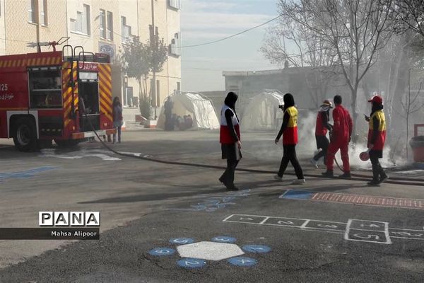 برگزاری مانور زلزله در دبیرستان دخترانه دارالفنون رزن
