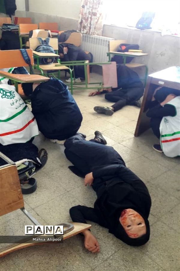 برگزاری مانور زلزله در دبیرستان دخترانه دارالفنون رزن