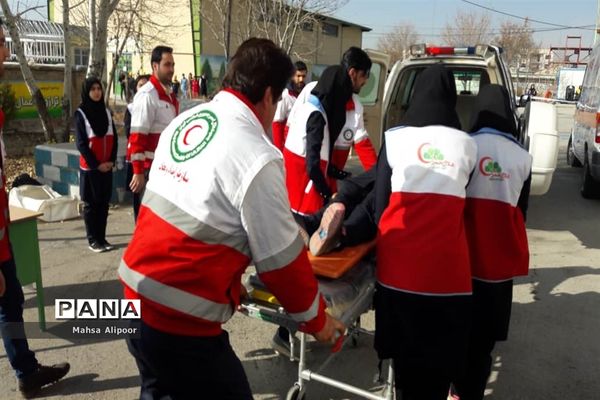 برگزاری مانور زلزله در دبیرستان دخترانه دارالفنون رزن