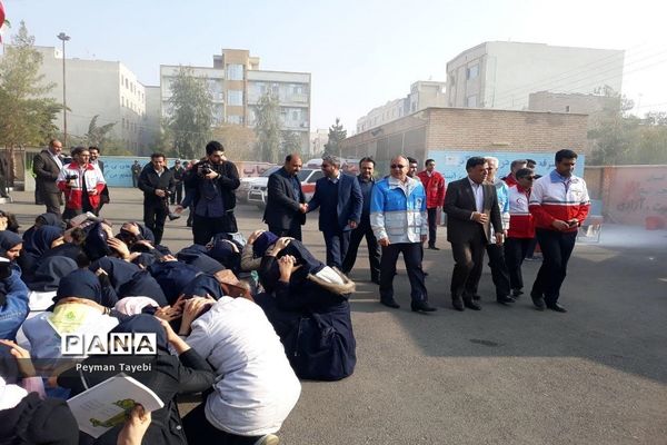 بیست و یکمین مانور سراسری زلزله در دبیرستان راه زینب سمنان