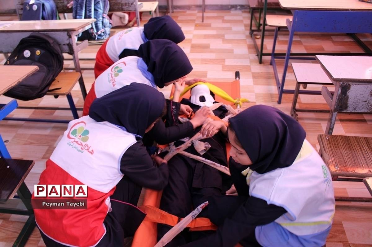بیست و یکمین مانور سراسری زلزله در دبیرستان راه زینب سمنان