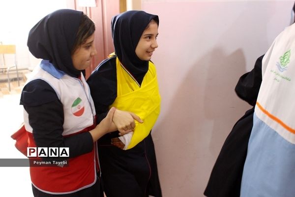 بیست و یکمین مانور سراسری زلزله در دبیرستان راه زینب سمنان