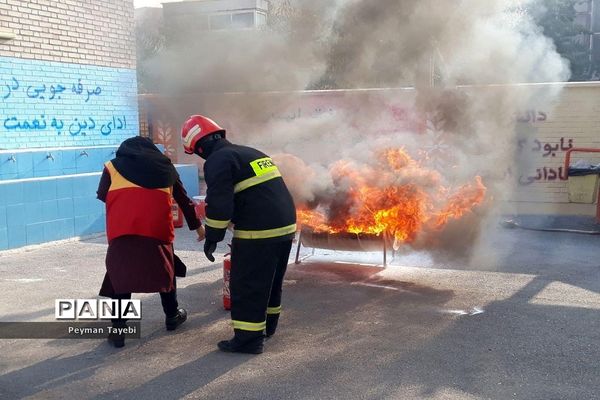 بیست و یکمین مانور سراسری زلزله در دبیرستان راه زینب سمنان