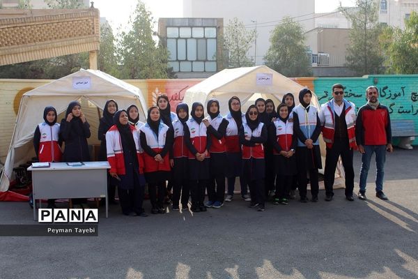بیست و یکمین مانور سراسری زلزله در دبیرستان راه زینب سمنان