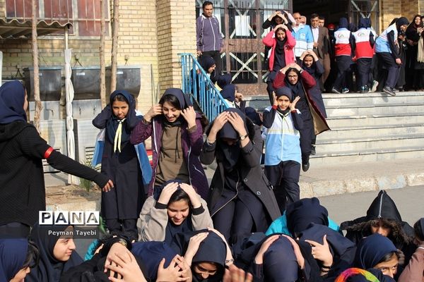 بیست و یکمین مانور سراسری زلزله در دبیرستان راه زینب سمنان