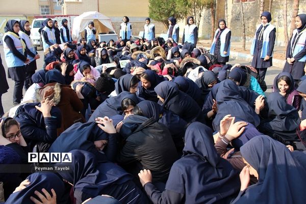 بیست و یکمین مانور سراسری زلزله در دبیرستان راه زینب سمنان
