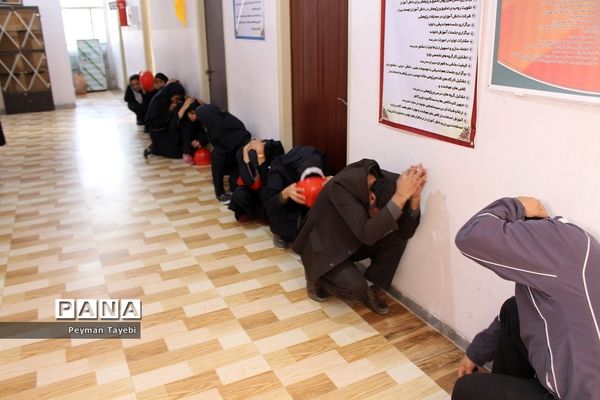بیست و یکمین مانور سراسری زلزله در دبیرستان راه زینب سمنان