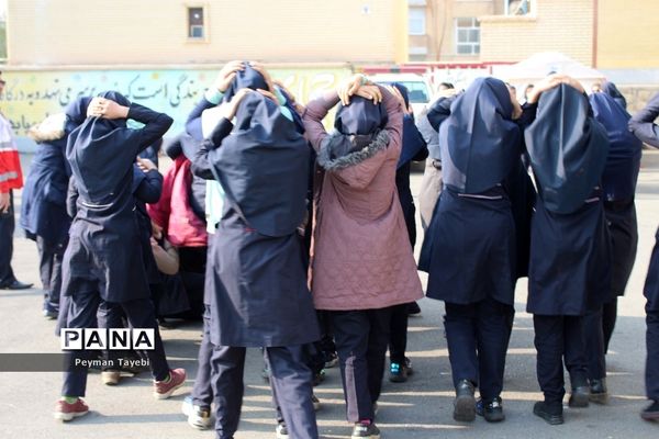 بیست و یکمین مانور سراسری زلزله در دبیرستان راه زینب سمنان