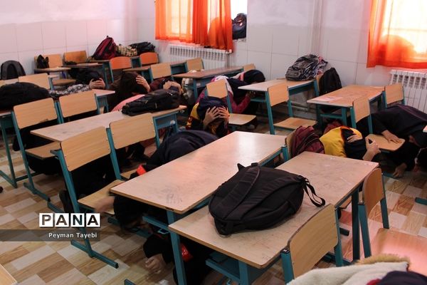 بیست و یکمین مانور سراسری زلزله در دبیرستان راه زینب سمنان